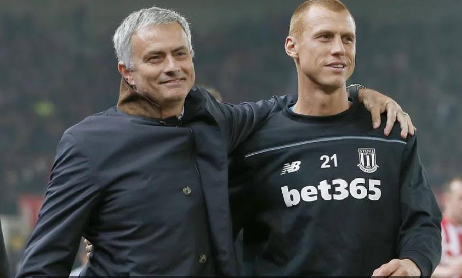 ‘Ish’-i i Chelsea-t zbulon lojën psikologjike të Mourinho-s: Shkova si mesfushor, por ai më dha fanellën me numrin 9