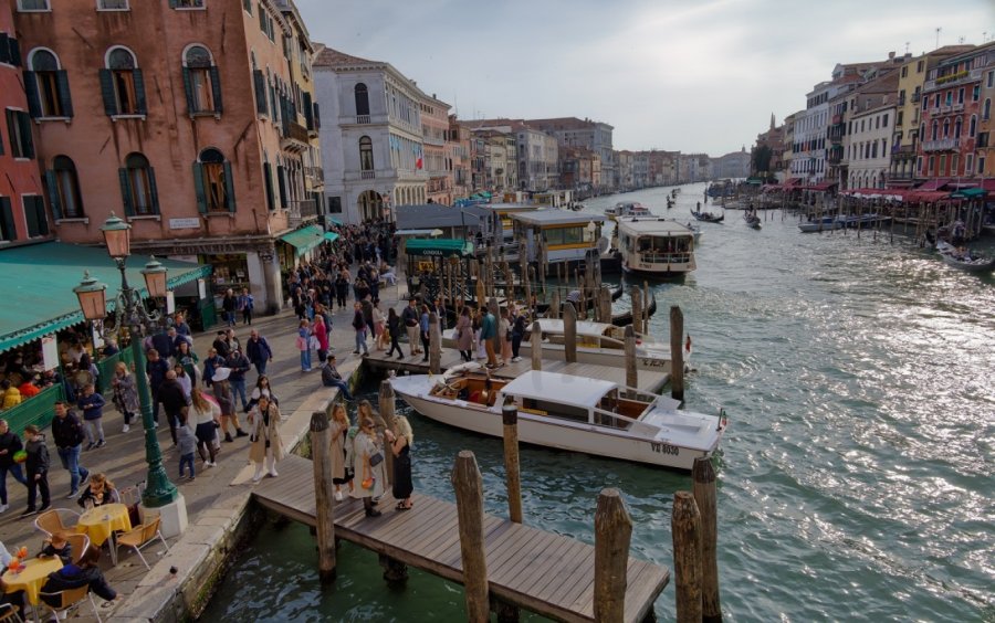 Një çift turistësh hebrenj sulmohen nga një bandë afrikane në Venecia