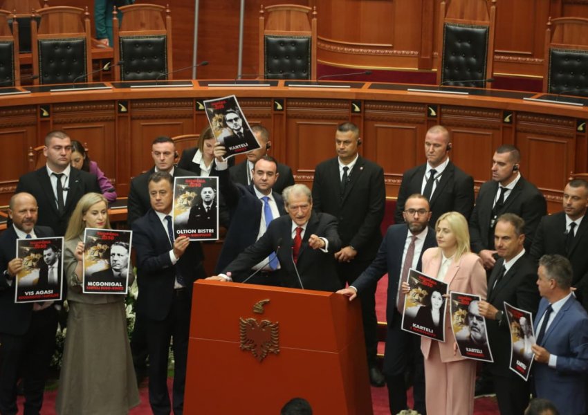 Deputetët e PD në Kuvend me pankarta kundër kabinetit të ministrave të prezantuar nga Rama, denoncojnë lidhjet  qeverisë me aferat e McGonigal