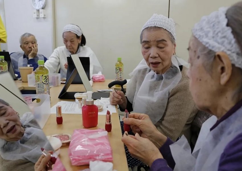 Japonia sheh një numër rekord njerëzish të moshës 100 vjeç e lart, dhe shumica janë gra