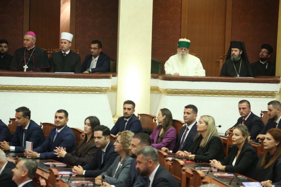 Nisja e seancës plenare, të pranishëm përfaqësuesit e komuniteteve fetare në vend