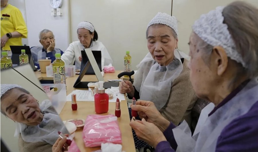 Japonia sheh një numër rekord njerëzish të moshës 100 vjeç e lart, dhe shumica janë gra