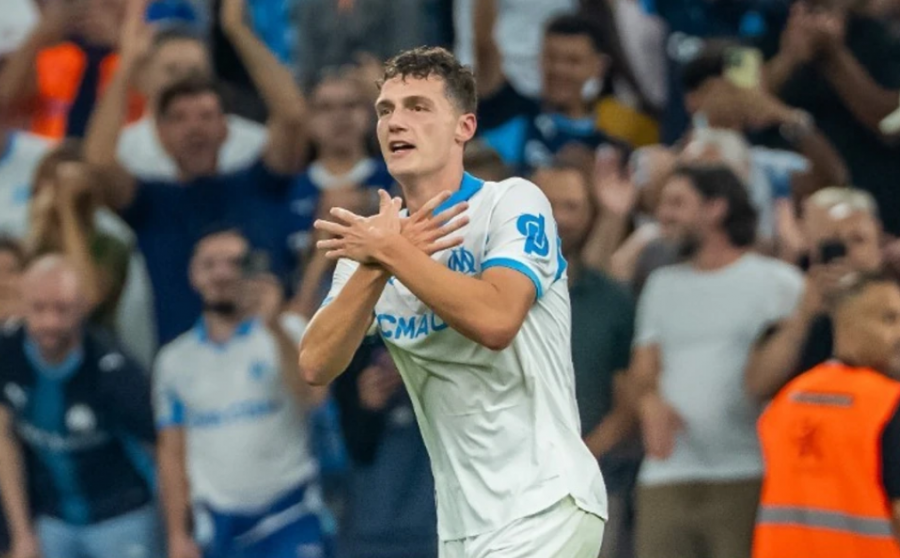 VIDEO/ Pavard debuton me gol te Marseja, feston me ‘Shqiponjë’ për të përshëndetur bashkëshorten shqiptare