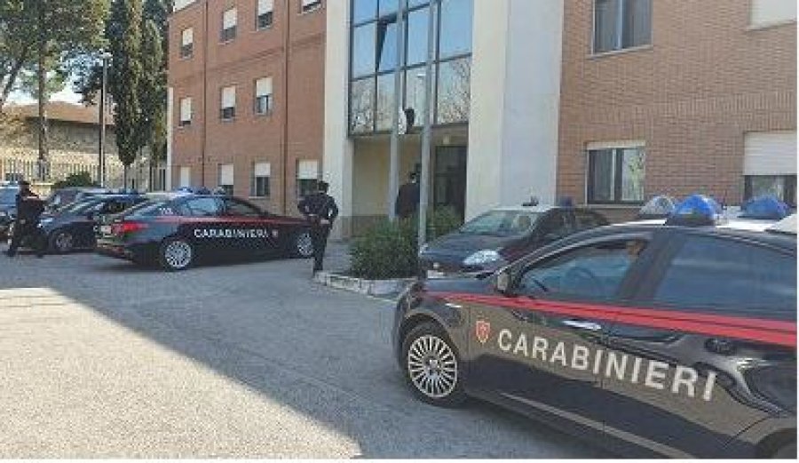 Me patentë shqiptare false dhe në makinë me qira, ‘turisti’ 19-vjeçar kapet duke shpërndarë kokainë në Itali 