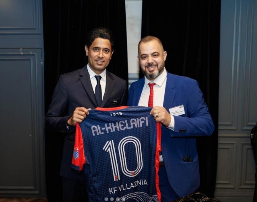 Al-Khelaifi merr si dhuratë fanellën e Vllaznisë: Ngjyra që ndërthuren me ato të PSG-së