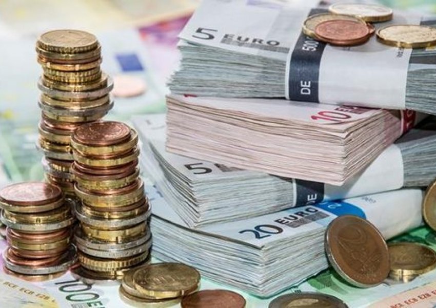 Çfarë po ndodh sot me monedhat e huaja? Ja me sa po blihen dhe shiten dollari dhe euro
