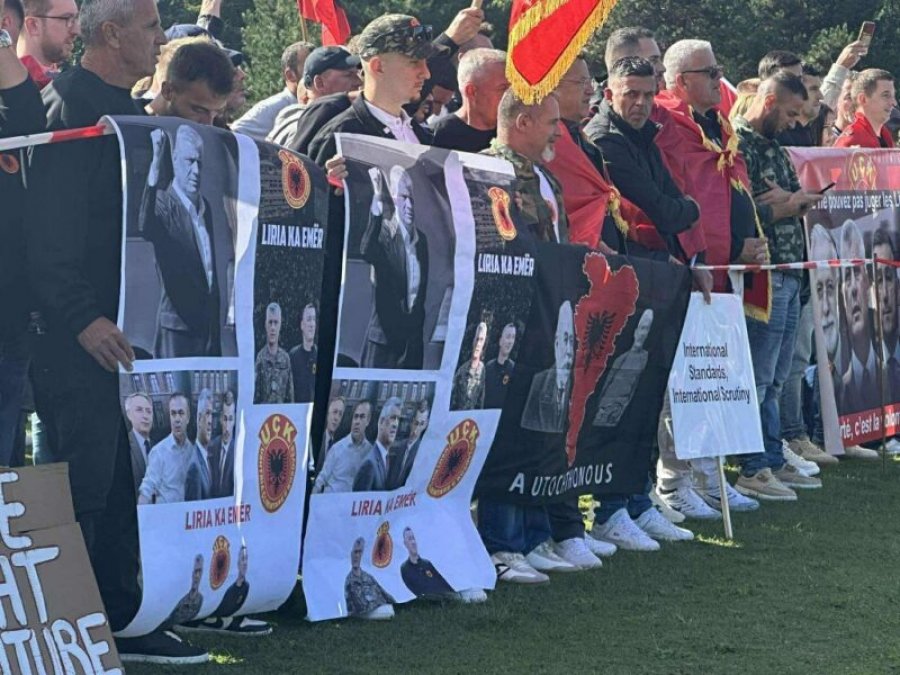 FOTO/ Hagë - Shqiptarët me parulla edhe në gjuhën angleze bëjnë thirrje për drejtësi 