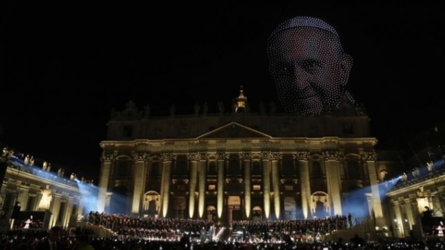 Spektakël mbi qiellin e Vatikanit, vepra nga Mikelanxhelo dhe Papa Françesku 'pikturohen' nga 3,500 dronë