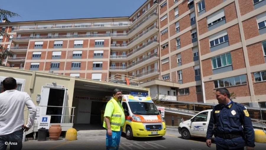 U hodh nga ballkoni për t’i dhënë fund jetës, por godet për vdekje 83-vjeçaren në rrugë, shpëton 70-vjeçari
