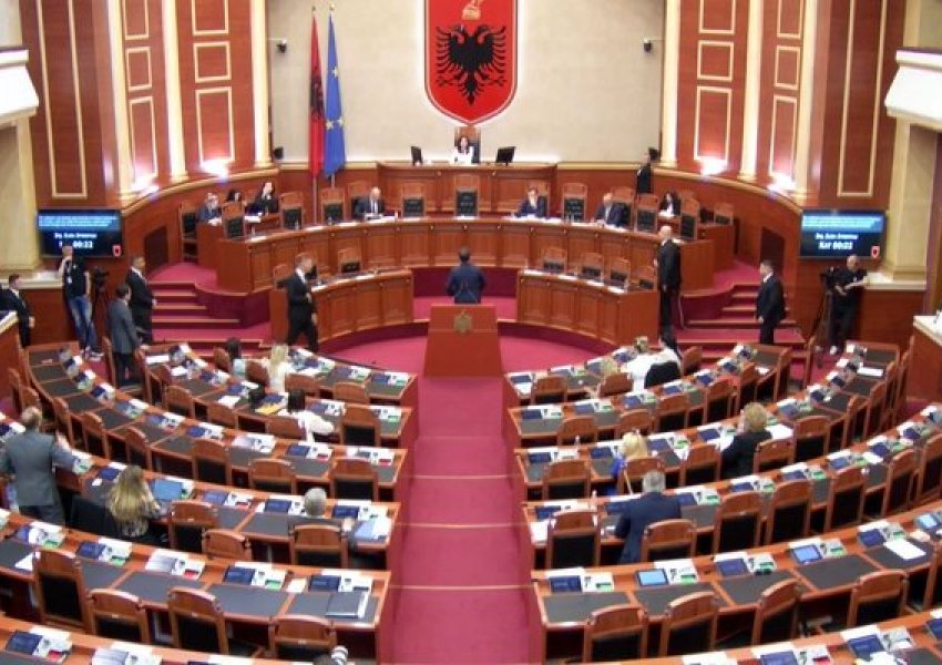 Qeveria fut në kuvend ligjin ‘Soros’, fshin ndarjen gjinore burrë-grua