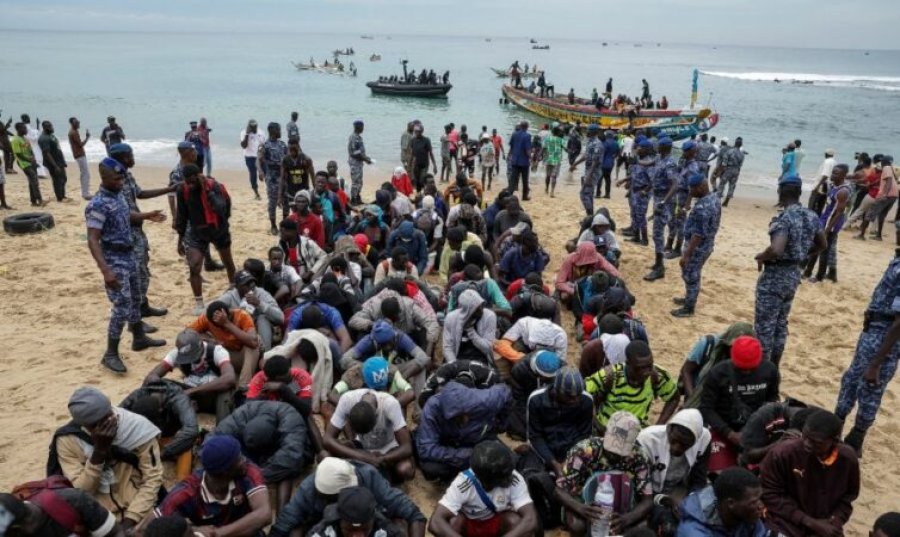 Anija me refugjatë sudanezë përfshihet nga flakët pranë brigjeve të Libisë, 50 të vdekur