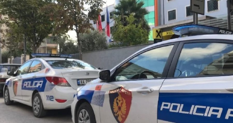 '10 mln lekë ose do publikoj pamjet'/ E joshi dhe i dërgoi video erotike...Ngjarja në Këlcyrë, ja si e mitura kërcënonte policin