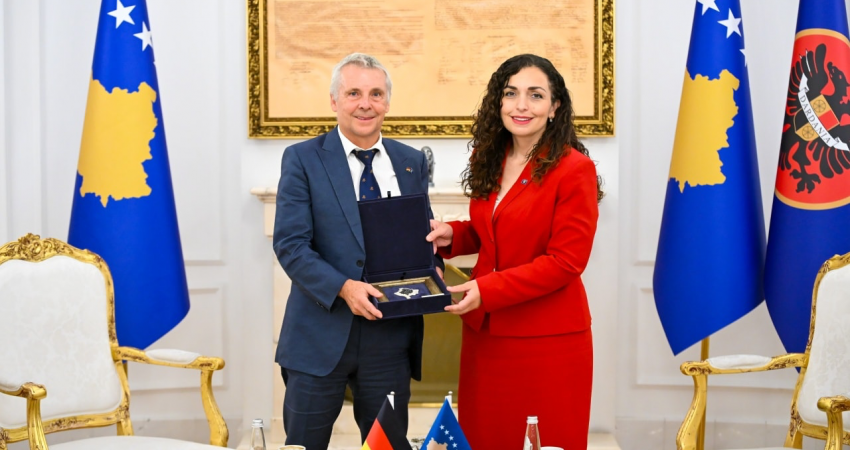 Rohde i shpreh Osmanit mirënjohje për bashkëpunimin, i dhuron edhe reçel