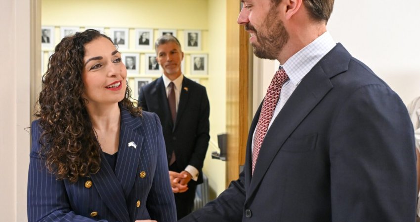 Ruajtja e aleancës me SHBA-të, Osmani bisedon në telefon me zyrtarin e DASH-it pas pezullimit të Dialogut Strategjik