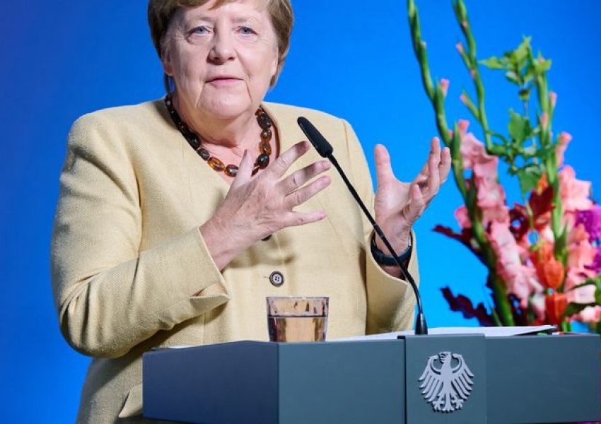 Ish kancelarja gjermane rishfaqet në politikë/ Merkel thirrje BE-së: Bashkohuni me Trump, unioni ka nevojë për unitet dhe reforma!