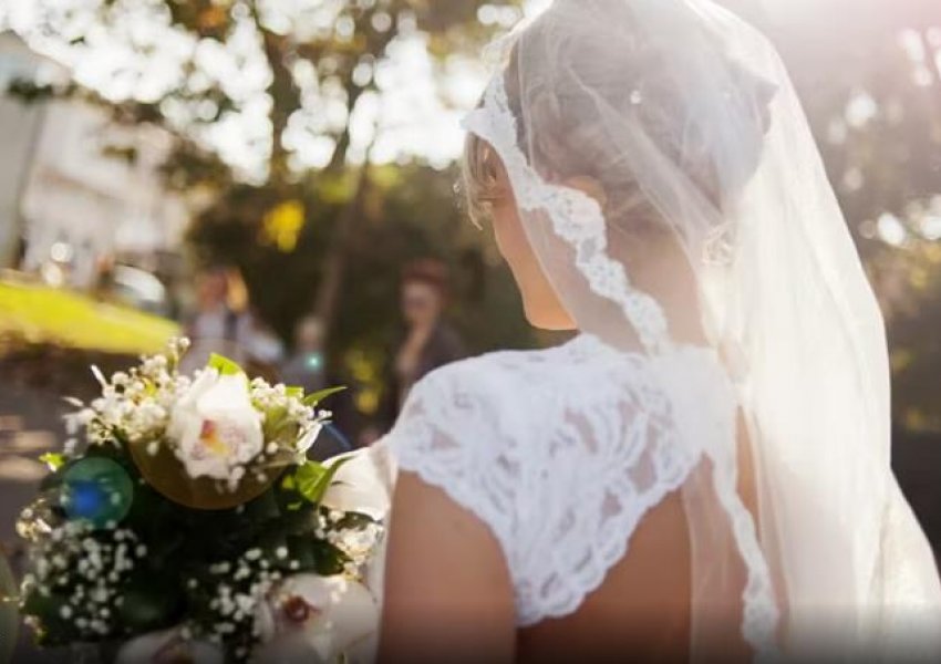 Ndodh dhe kjo/ Prifti nis ceremoninë e kurorëzimit pa nuse... 