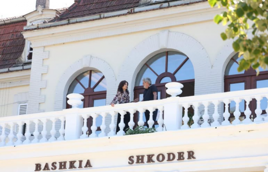 Gazetarja publikon 'kabinetin e qokave'/ Pjesë e stafit të Spiropalit edhe djali i Benet Becit, ja sa paguhet