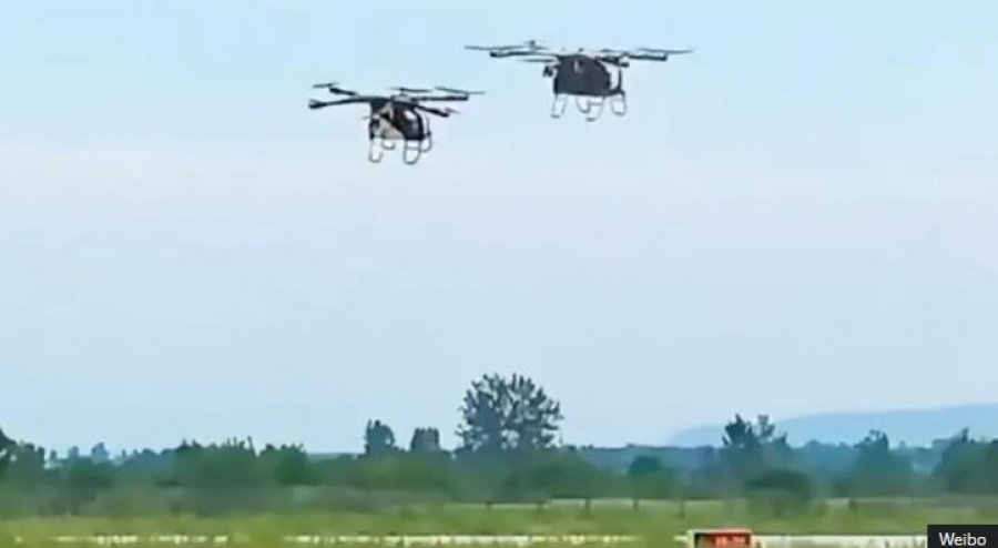 VIDEO/ Dy makina fluturuese përplasen në ajër, njëra shpërthen në flakë