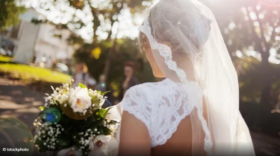 Ndodh dhe kjo/ Prifti nis ceremoninë e kurorëzimit pa nuse... 