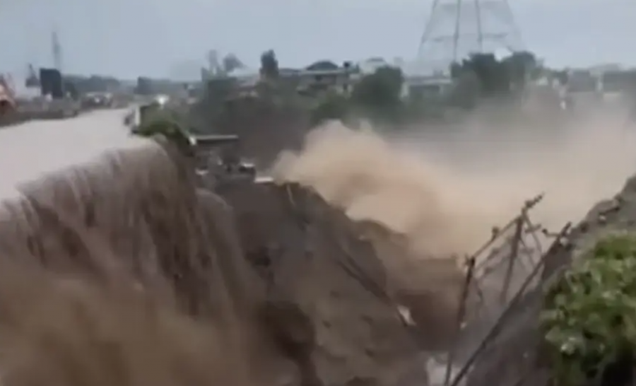 VIDEO/ Rrëshqitje dheu vdekjeprurëse dhe reshje të rrëmbyeshme godasin Indinë, raportohet për 15 viktima