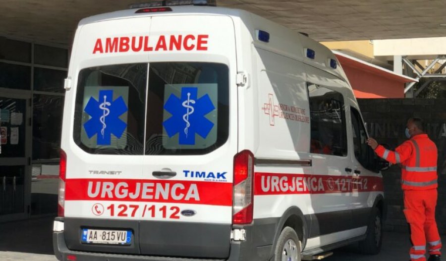 Ra nga pallati ku po punonte, përfundon në spital punëtori 40-vjeçar