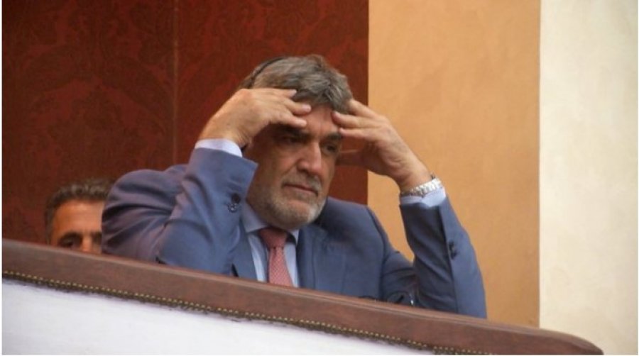 Rama kalon programin qeverisës, mes kaosit në parlament, ambasadori spanjoll ve duart në kokë