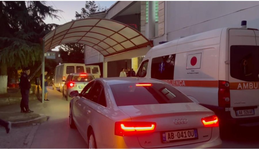 Tre fëmijë në Korçë dërgohen në spital, u helmuan nga karamelet që gjetën në rrugë