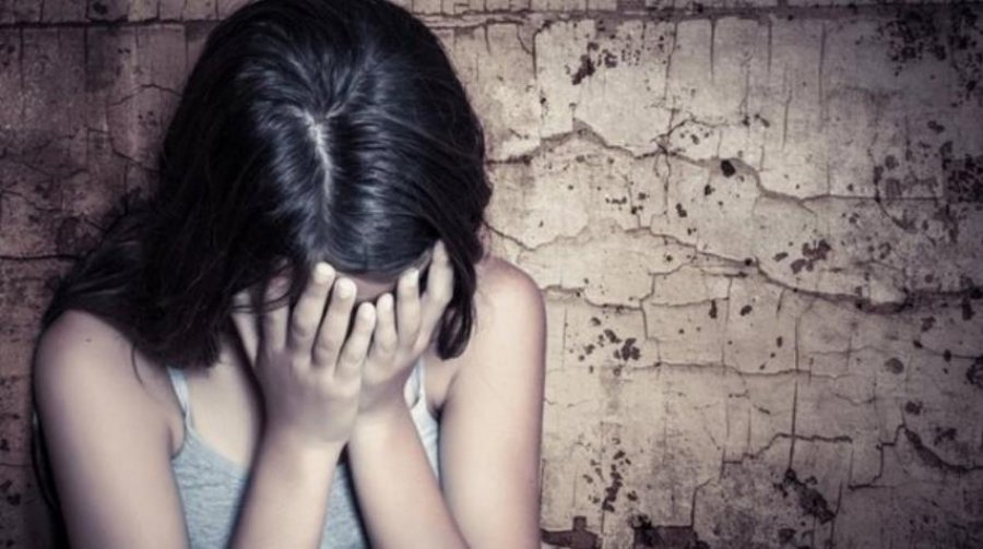 Skandali në Përmet/Polici abuzoi seksualisht vajzën e mitur të gruas! 16 vjeçarja video intime me një tjetër polic! Efektivi u shantazhua për 12 mijë euro