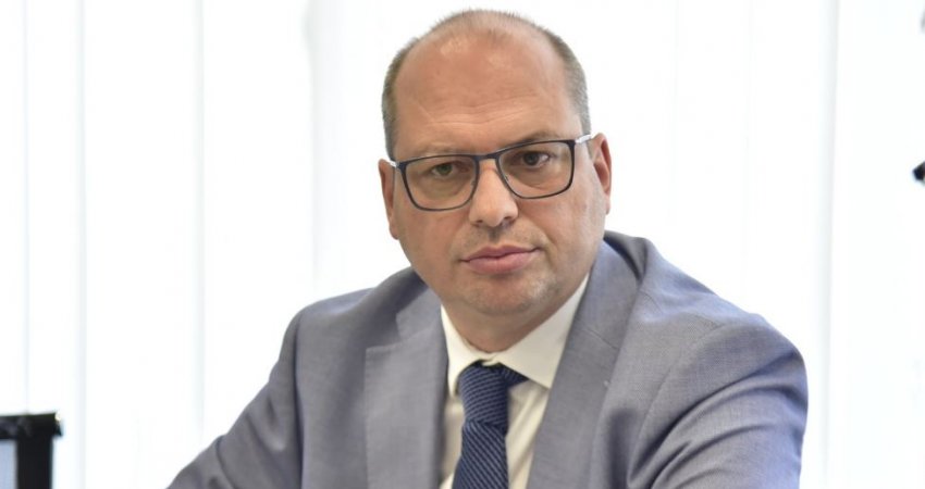 Vdekja e të paraburgosurit në burgun e Hajvalisë/ Shkarkohet drejtori i Psikiatrisë, vjen reagimi i tij