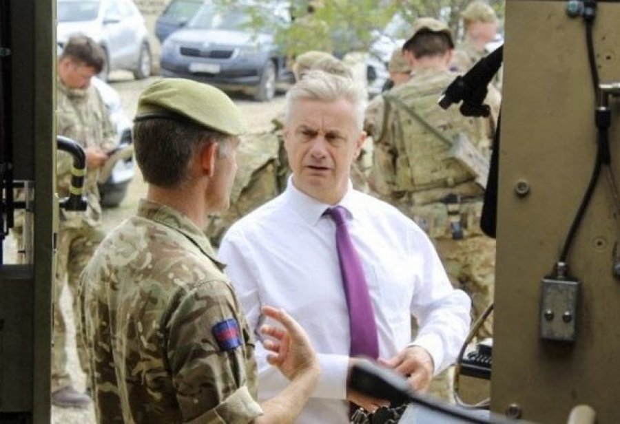 Kosovë – Ambasadori britanik viziton ushtarët e Gardës Skoceze, pjesë e KFOR-it