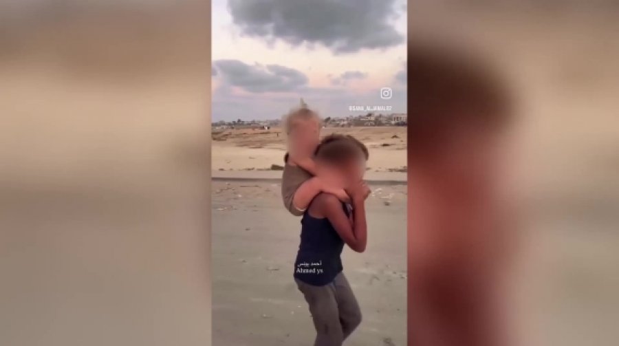 Një fëmijë mes lotësh e zbathur mbi supe mban motrën e vogël, pamjet dramatike të arratisjes nga Gaza