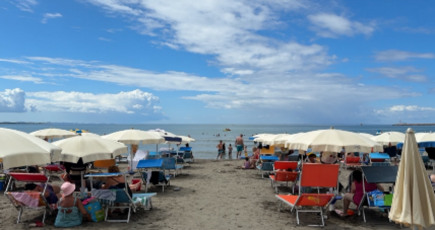Plazhet në Shëngjin e Durrës plot me pushues, shumica nga Kosova