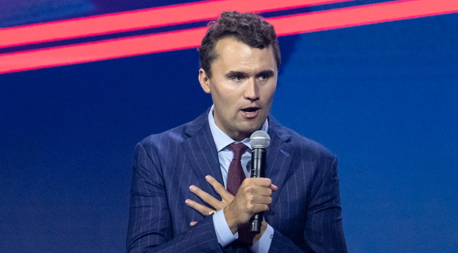 Një burrë i armatosur që hiqej si polic arrestohet në stadium para funeralit të Charlie Kirk