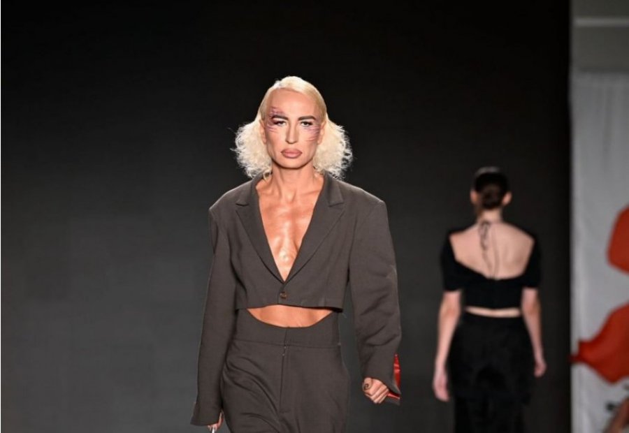Elton Ilirjani konsolidon prezencën në New York Fashion Week SS2026 me nëntë pasarela spektakolare