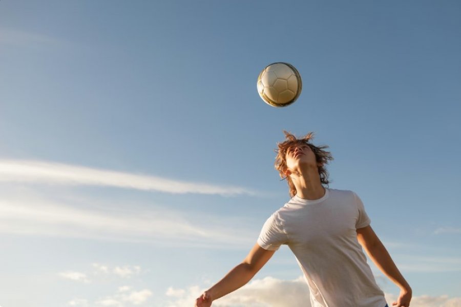 Studimi alarmues: Goditjet e topit me kokë në futboll dëmtojnë trurin 