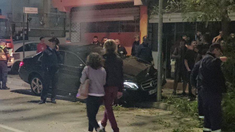 FOTO/ Aksident në Pogradec, ‘Benzi’ me shpejtësi të lartë merr përpara pemët në trotuar