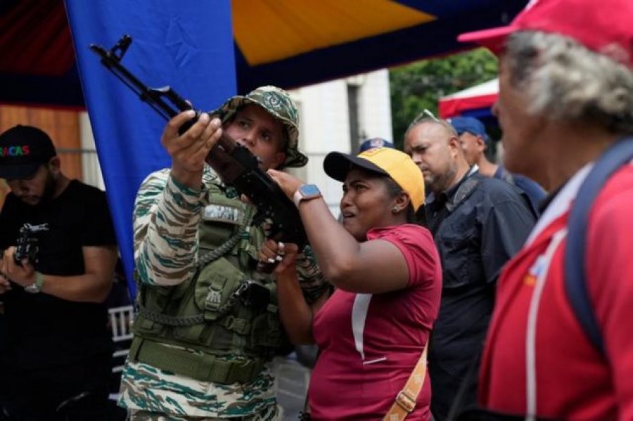 Venezuela fillon trajnimin e civilëve për të luftuar kundër SHBA-së në rast të një sulmi