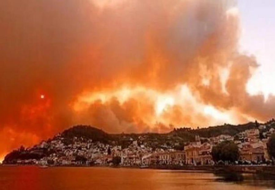 VIDEO/ Zjarr i fuqishëm në Antalia: Evakuime masive, erëra të forta dhe mbi 800 zjarrfikës në betejë