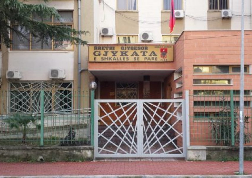EMRI/ Kreu marrëdhënie s*ksuale me të miturën, Gjykata e Fierit dënon me 25 vite autorin