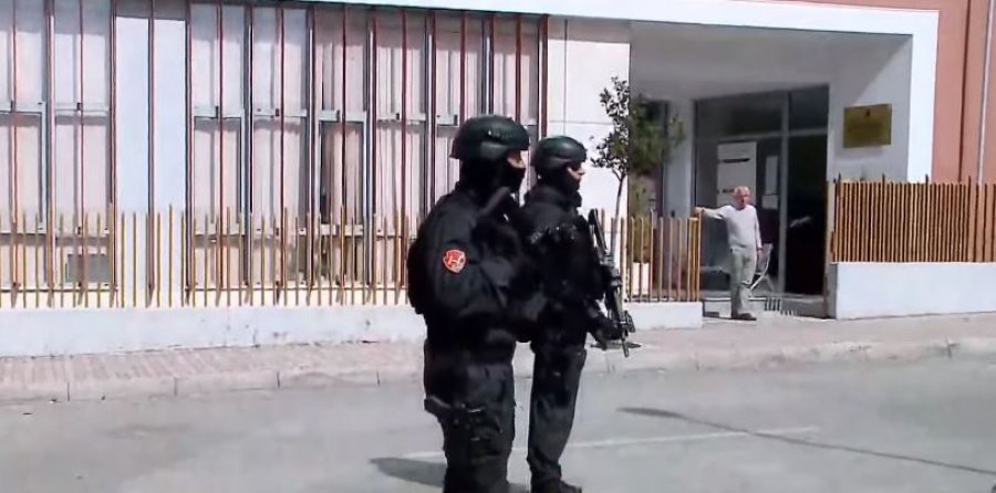 Akuzohet për marrëdhënie s*eksuale me vajzën e mitur të bashkëjetueses, Gjykata e Elbasanit lë në burg 37-vjeçarin 
