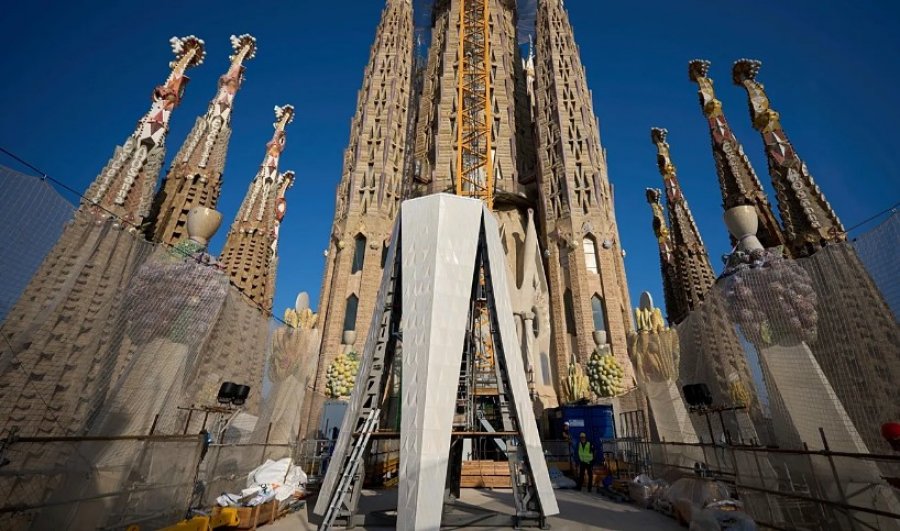 Sagrada Familia drejt përfundimit të kullës qendrore, bëhet kisha më e lartë në Evropë