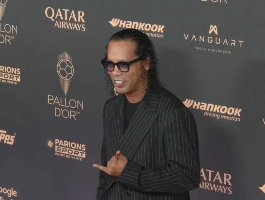Ronaldinho arrin në ceremoni, do të zbulojë fituesin e ‘Topit të Artë’