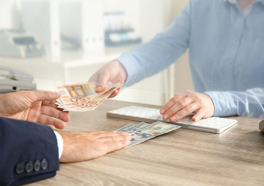 Çfarë po ndodh sot me monedhat e huaja? Ja me sa po blihen dhe shiten dollari dhe euro