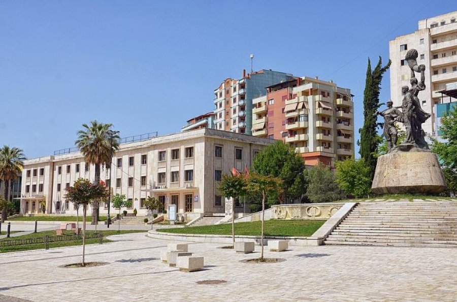 Lushnjë, u ndërtua 77% më shumë se leja e miratuar! Në gjyq ndërtuesi, kryeinspektori dhe eksperti i bashkisë