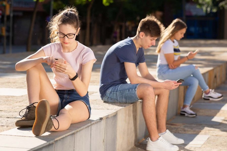Adoleshentët nuk përgjigjen më në telefon: Mungesë edukate apo trend i ri?