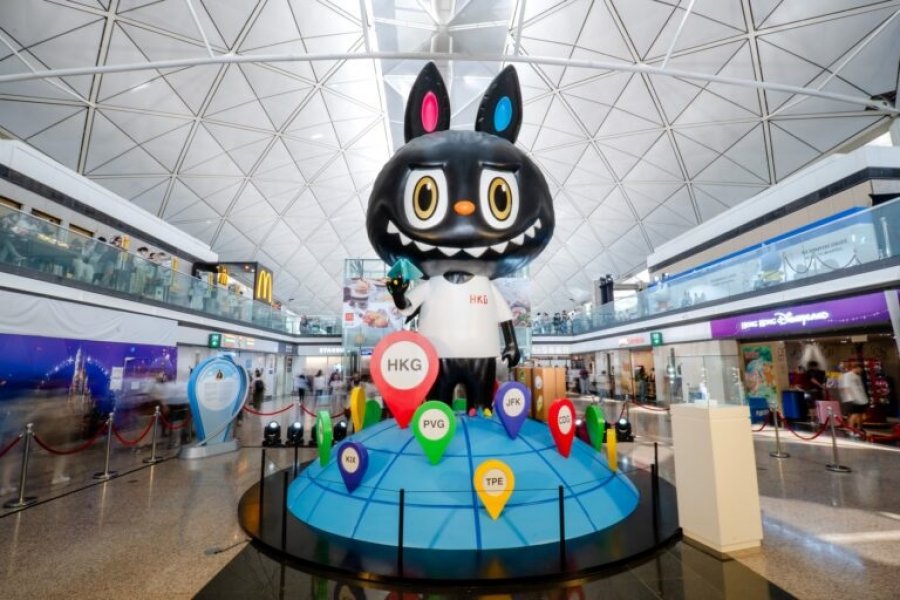 Labubu gjigant mirëpret udhëtarët në aeroportin e Hong Kongut