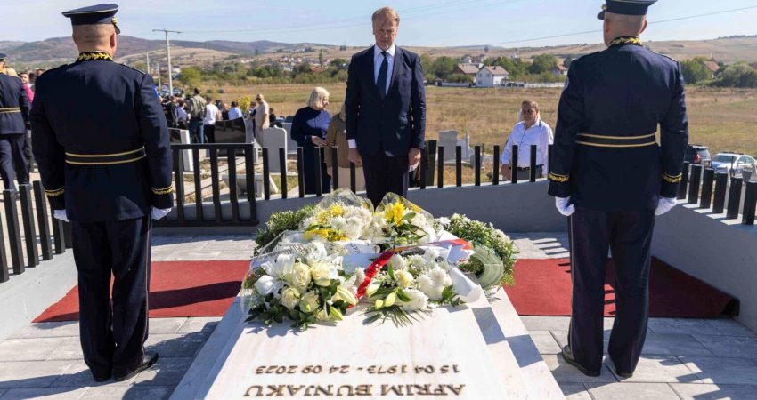Orav homazhe te varri i heroit Afrim Bunjaku: Autorët të japin përgjegjësi, Serbia t’i kap ata e t’i ndjekë penalisht