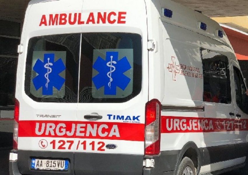 Digjet një banesë në Pejë, 13 persona përfundojnë në Spital pas problemeve me frymëmarrje shkaku i tymit
