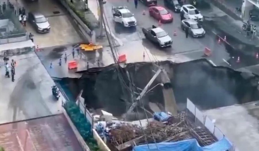 Shembet rruga në Bankok, krijohet gropa prej 900 metra katrorë