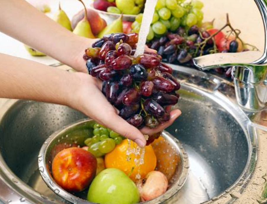 Si të mbroheni nga pesticidet te frutat dhe perimet! Mënyrat më të mira të pastrimit